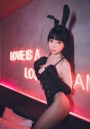 亲切的金子趴在桌子上的视频