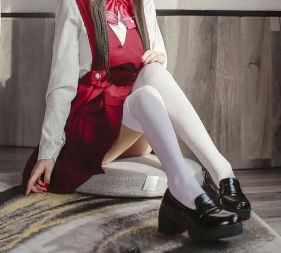 公在客厅里吃我的奶涨奶电影